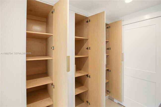 Building Photo - 7238 Jacaranda Ln