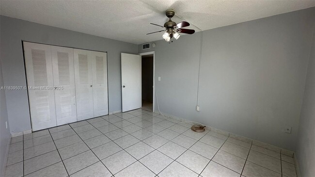 Building Photo - 10425 SW 112th Ave