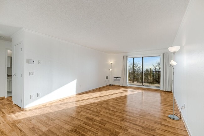 Building Photo - 1 month free!! Sweet 1/1 condo in Lake Oswego with covered parking and storage included!