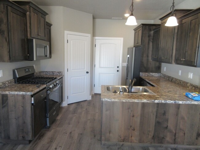 Building Photo - 3 bedroom, 2.5 bath - Newer town home livi...