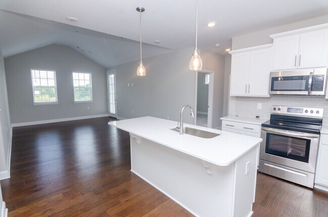 Building Photo - Stunning Condo with Garage space