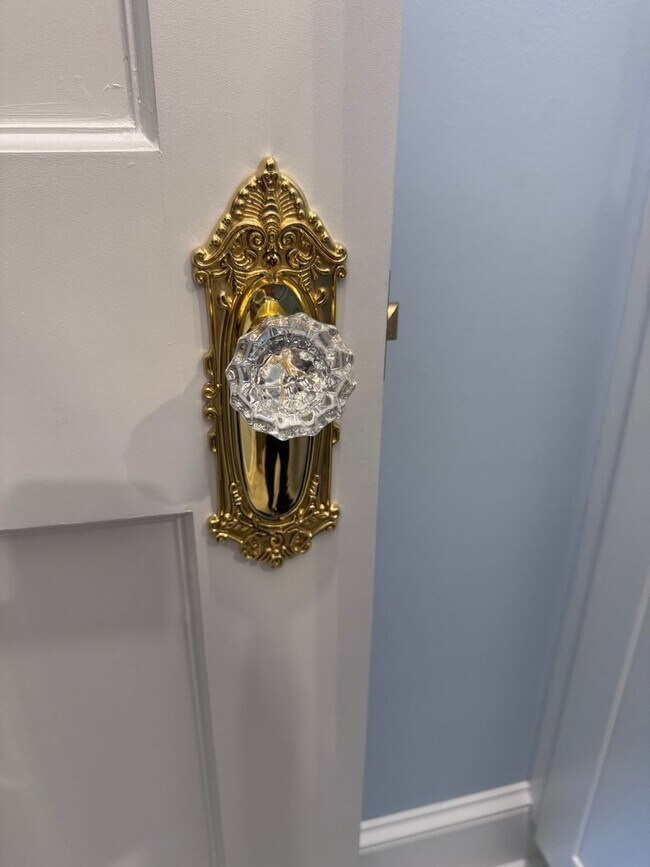 Building Photo - Spectacular Renovation!