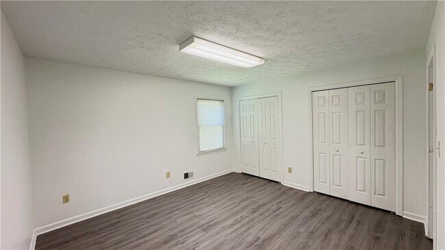 Building Photo - 2421 Fieldstone Dr SE