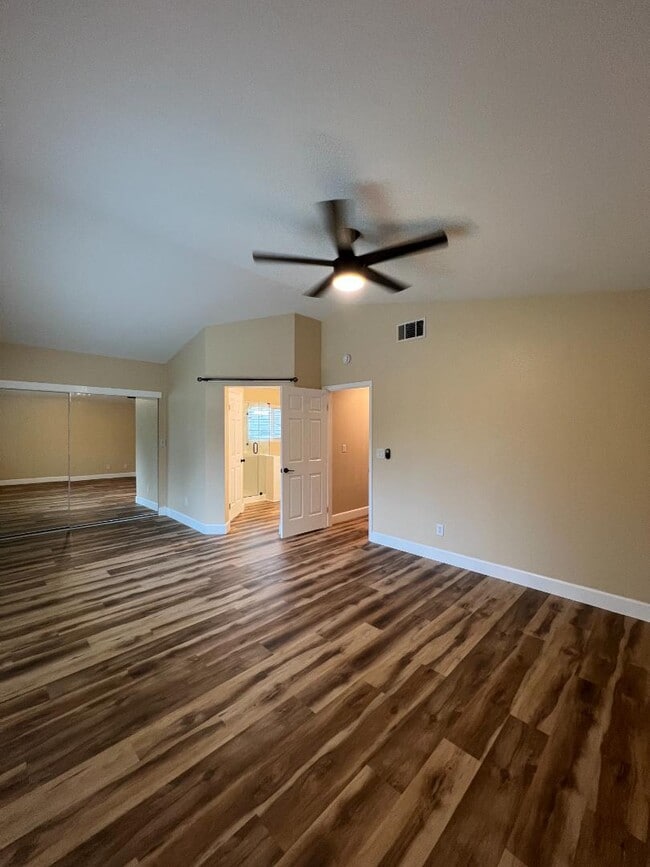 Building Photo - 827 Notre Dame Dr