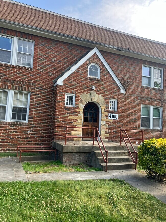 Building Photo - 4100 Queensbury Rd