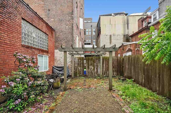 Building Photo - 1606 Bingham St