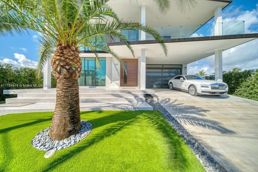 Building Photo - 7520 W Treasure Dr
