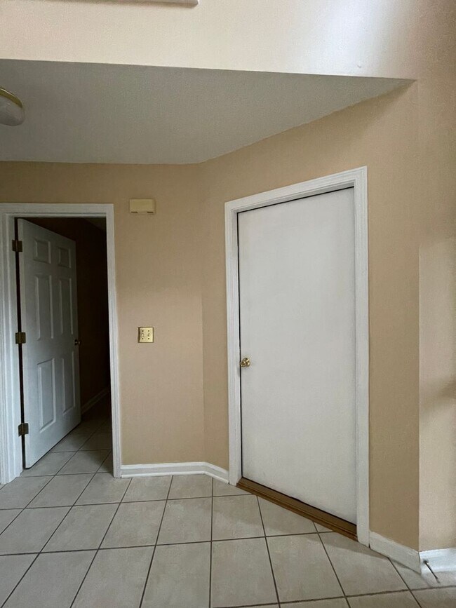 Building Photo - 135 S Spring View Dr