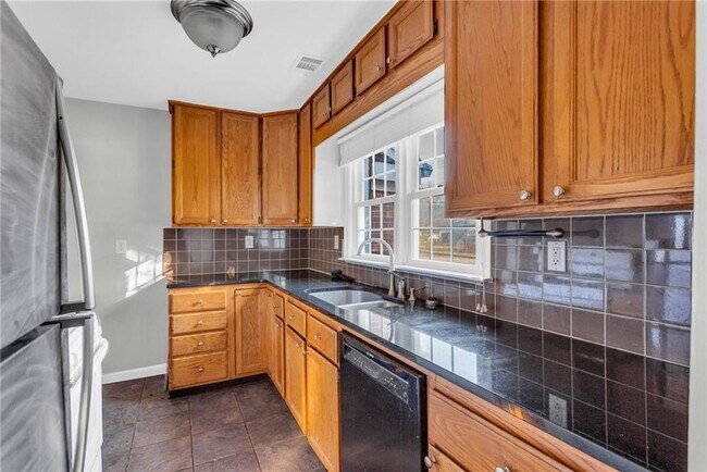 Building Photo - 948 Sycamore Dr