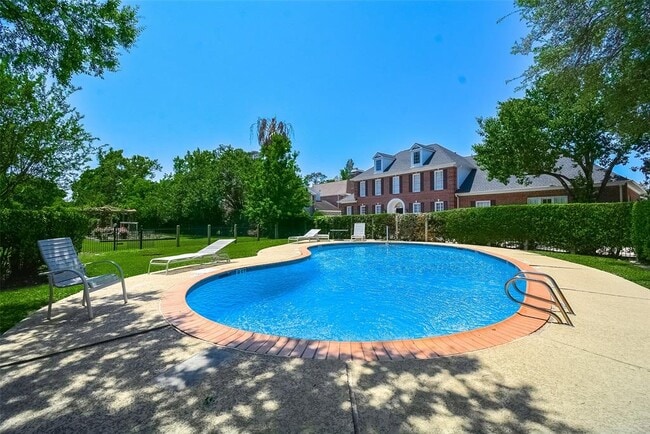 Building Photo - 9400 Doliver Dr