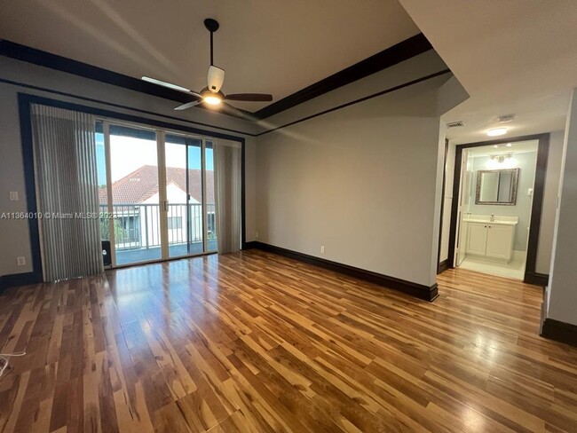 Building Photo - 649 E Sheridan St