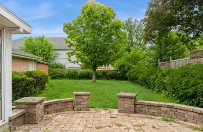 Building Photo - 532 Warren Rd