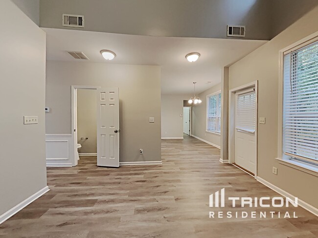 Building Photo - 2752 Lakeside Dr SW