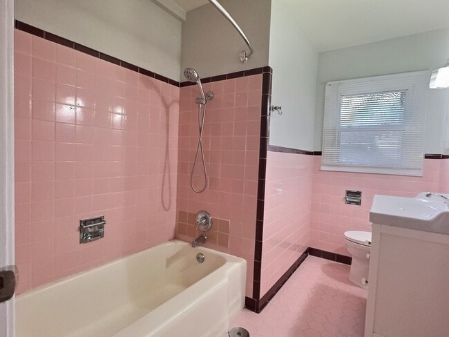 Building Photo - 635 Rockhill Dr