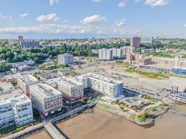 Building Photo - 1/Bedroom at Edgewater's top waterfront lo...