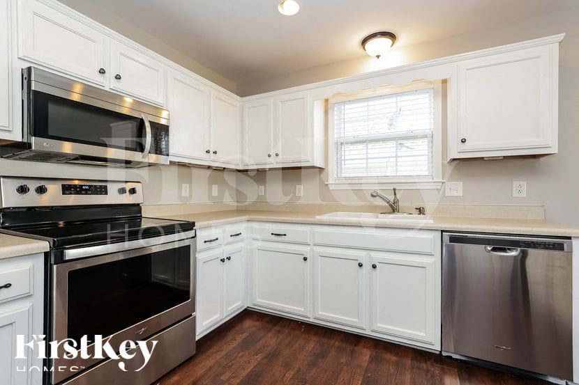 Building Photo - 2260 Dewey Dr