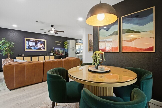 Building Photo - 1004 E Red Cedar Cir