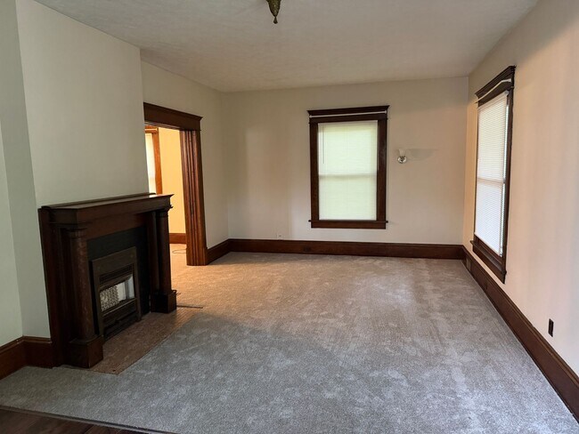 Building Photo - Updated 3-4 Bedroom House