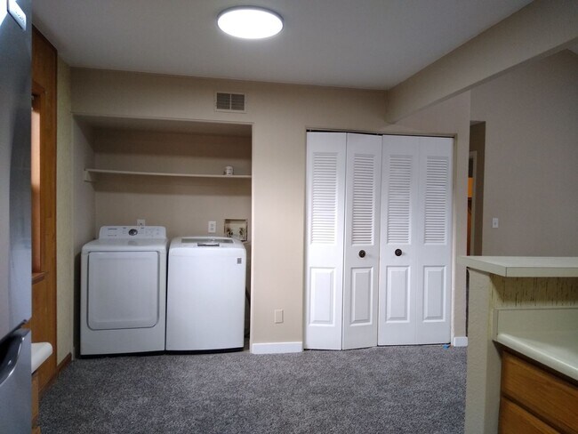 Building Photo - Charming 2 Bedroom 2 Bath w/ Large Yard, 1 Car Garage and Central Air/Heat