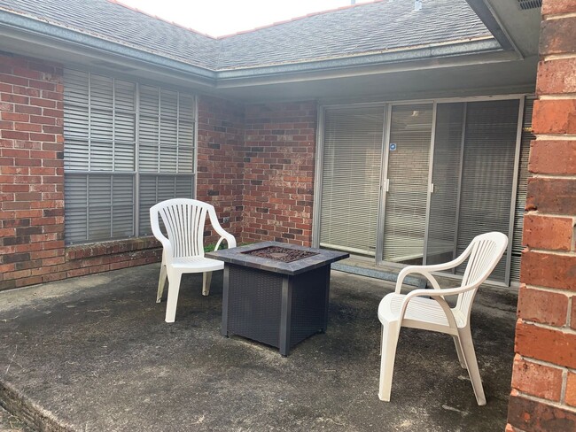 Building Photo - Metairie 3 Bedroom with Spacious Rooms and...