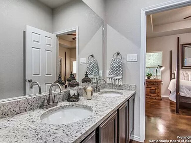 Building Photo - Beautiful Duplex in Seguin!