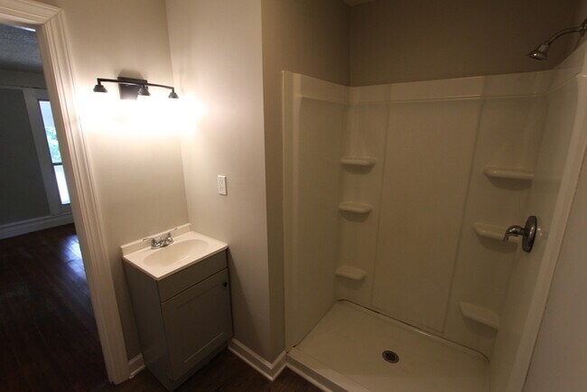 Building Photo - 442 Hall St