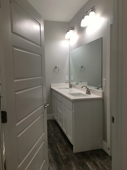 Building Photo - 709 W Woodard St