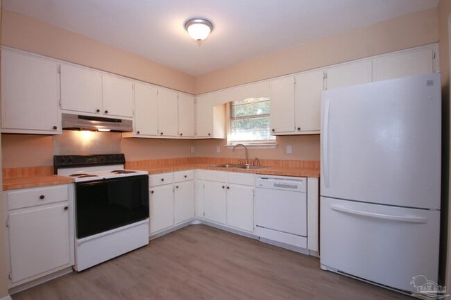 Building Photo - 7055 Coronado Dr