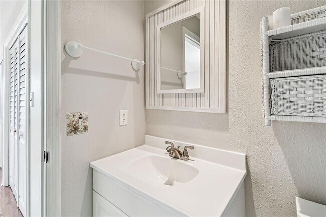 Building Photo - 433 Paula Dr S