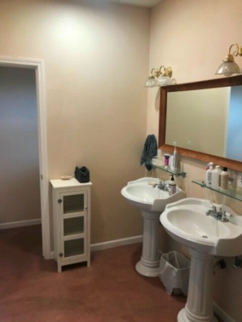 Building Photo - 1055 Tishlini Ln