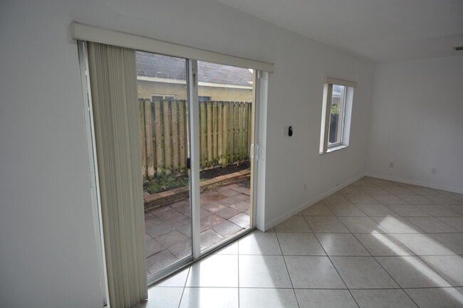 Building Photo - 324 NE 3rd St