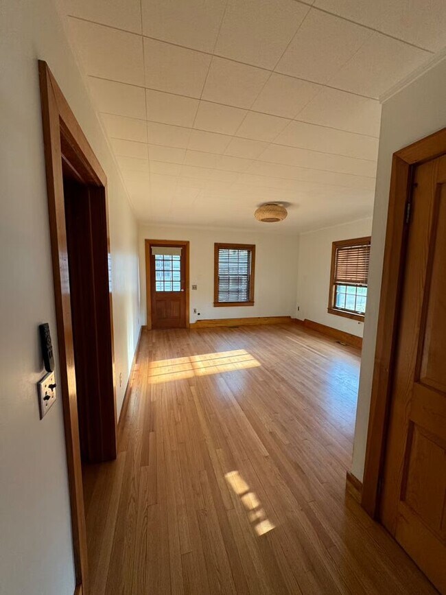 Building Photo - Cute 3 Bedroom 1 Bathroom 1 Car Garage home!!
