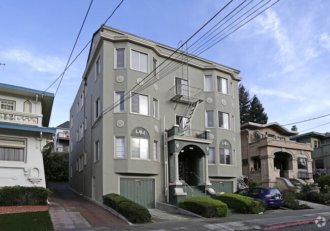 Building Photo - 3549 Lakeshore Ave