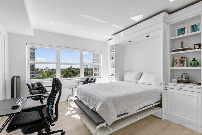 Building Photo - 1000 Lowry St