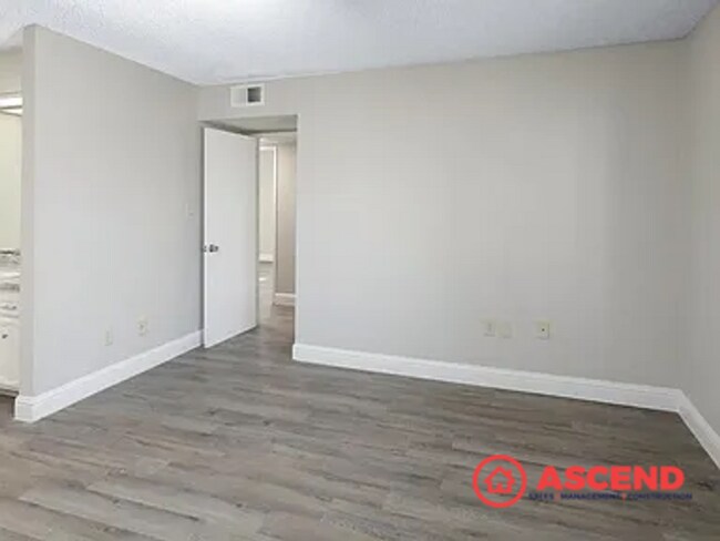 Building Photo - Cozy 3 Bedroom Home at White Ln. & Stine rd.