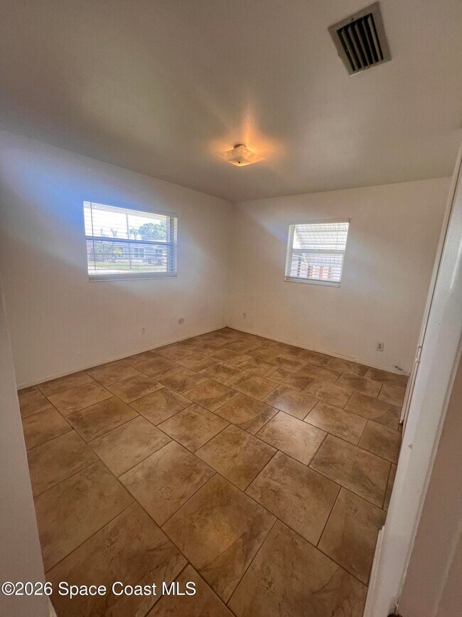Building Photo - 2407 Lakeview Dr