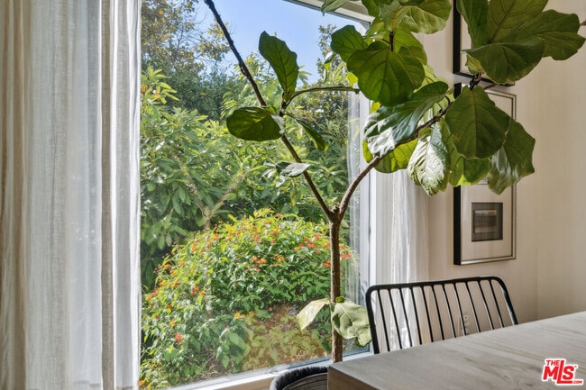 Building Photo - 956 S Longwood Ave