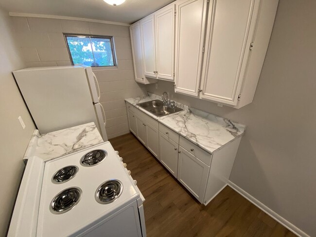 Building Photo - 1022-1024 Holloway St