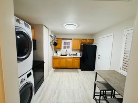 Building Photo - 998 N 6th St