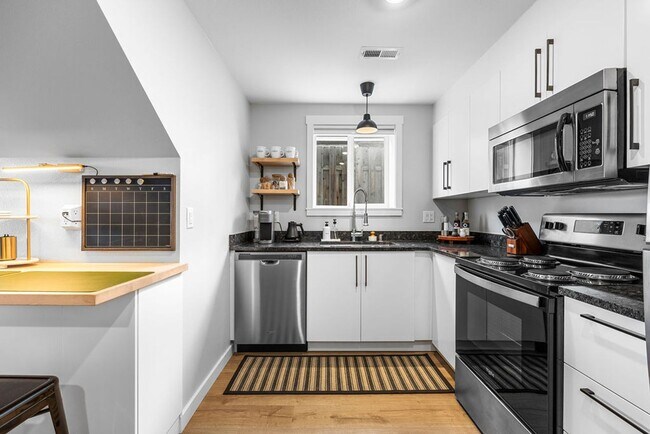 Building Photo - Cozy 2B/1B Unit A I Near Gonzaga/WSU/EWU & 5 Hospitals I Pet Friendly (Furnished)