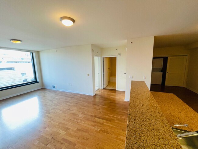Building Photo - *New* 1 Bed & 1 Bath with Office / Den Condo in Fidi - No Parking