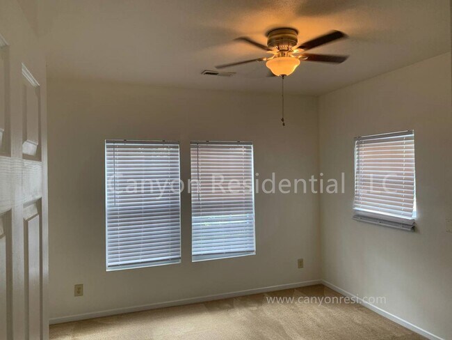 Building Photo - Beautiful 3b Room!Move in ready!