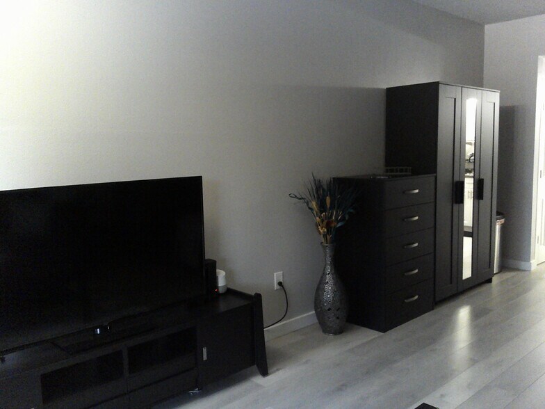 Building Photo - 2180 Country Club Dr