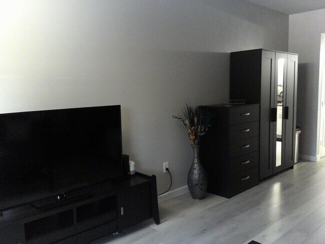 Building Photo - 2180 Country Club Dr