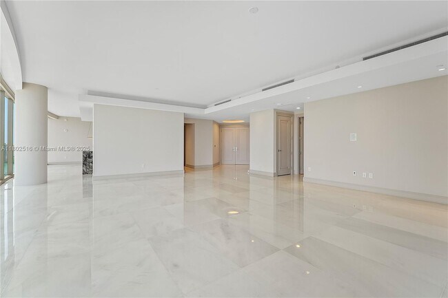 Building Photo - 17901 Collins Ave