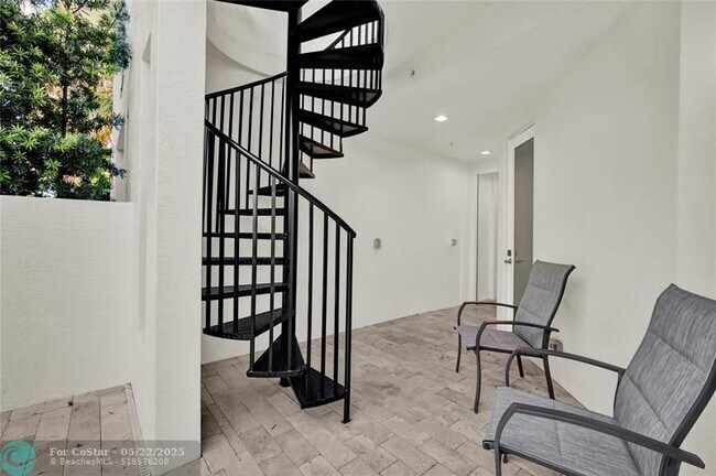 Building Photo - 425 N Ocean Blvd