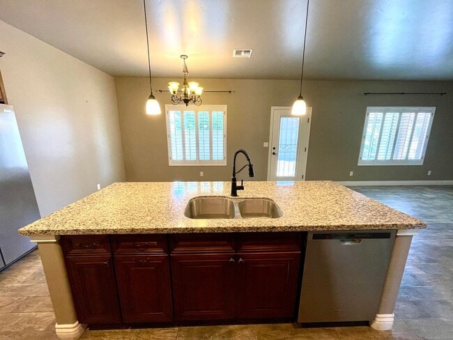 Building Photo - Beautiful 3 Bedroom Home in Central Kingman!