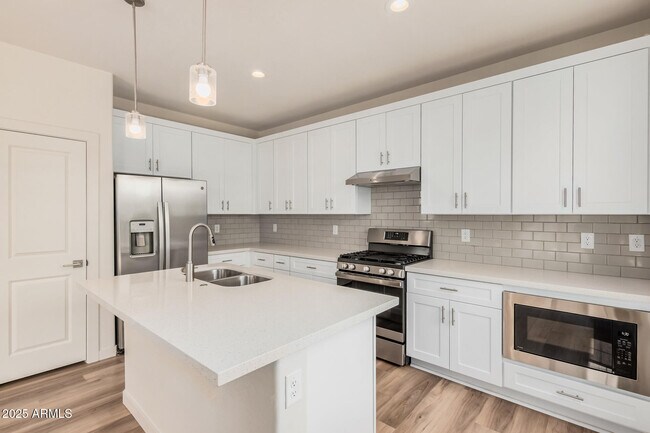 Building Photo - 6569 N 15th Dr