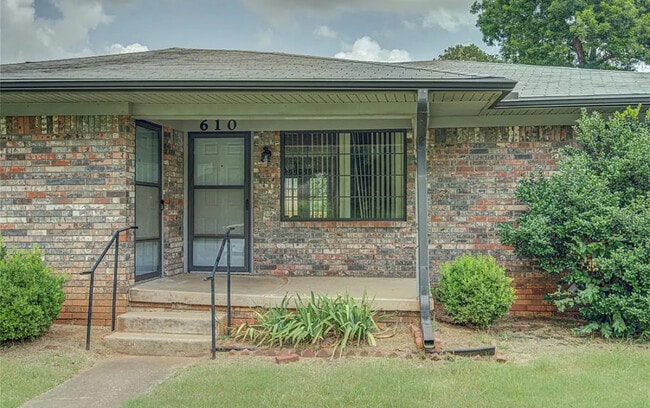 Building Photo - 610 N 6th Ave