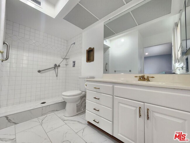 Building Photo - 11665 Babbitt Ave